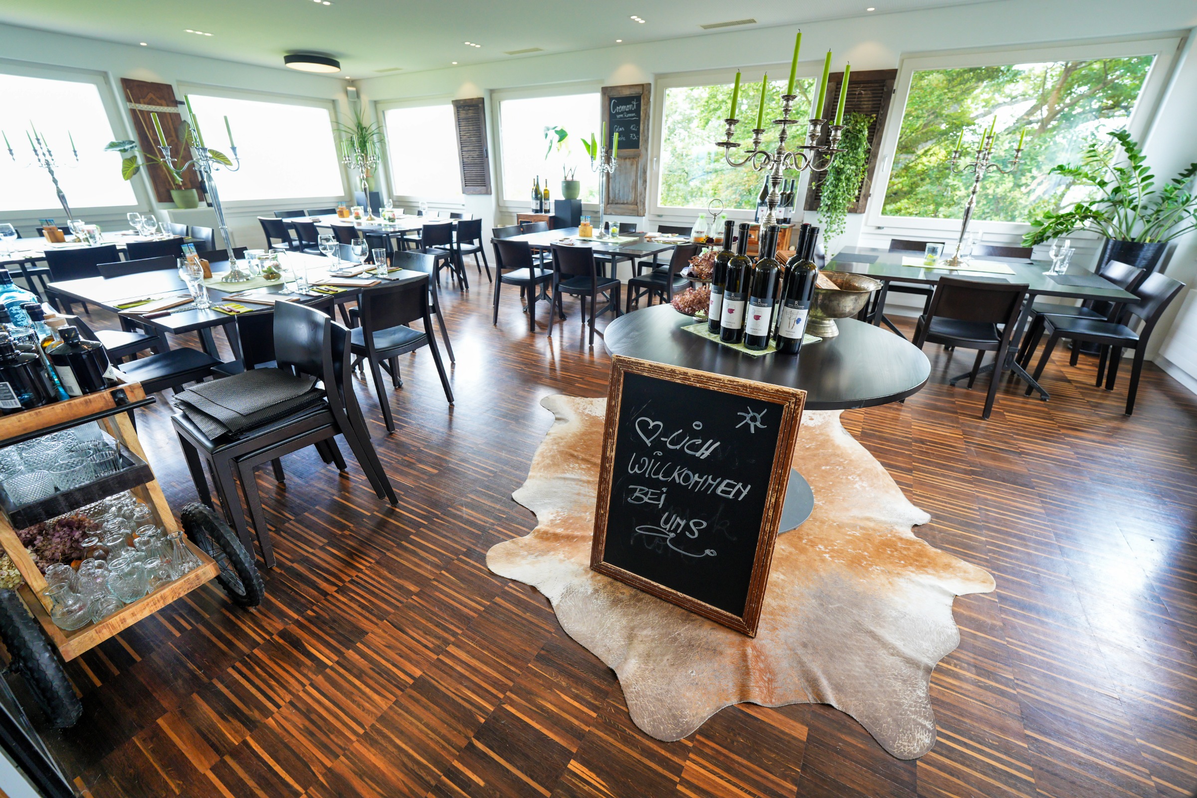 Steiniger Tisch Lokal.jpg